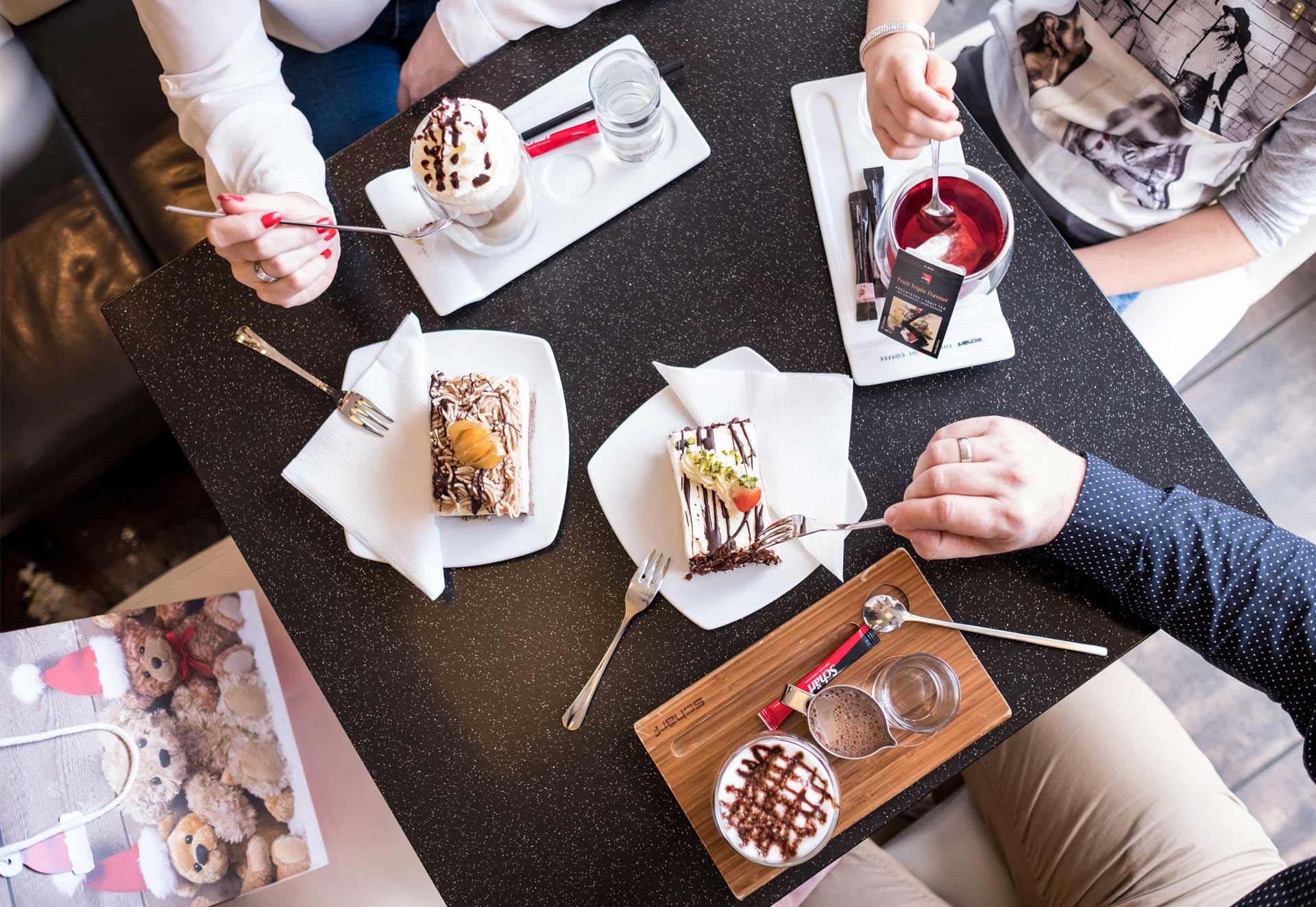 Espresso und Süßigkeiten Tee, Kaffee und Torten im Cafè Birchbauer