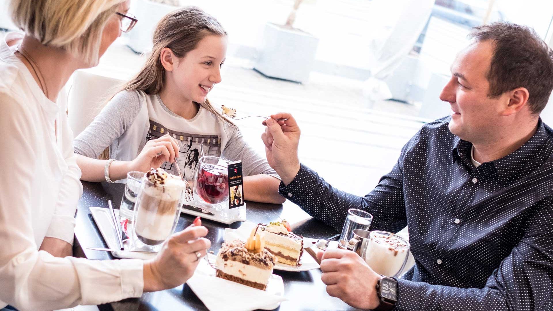 Gemütliche Atmosphäre Kaffee und Süßigkeiten aus der Thermenhauptstadt