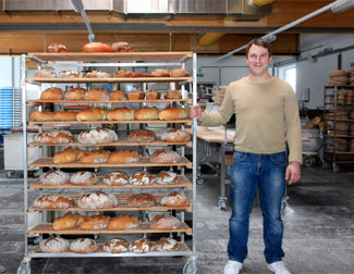 Philipp Birchbauer mit Brotwagen